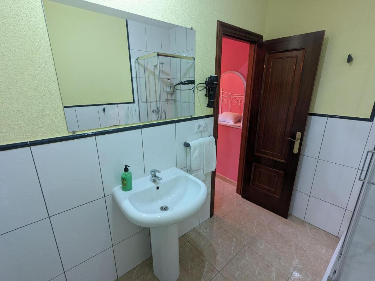 Vivienda Turistica Vacacional Maricarmen Hotell Arou Exteriör bild